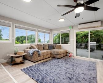 Whitewaters-Main plus Genoa on Oneida Lake - Sleeps 19 - Canastota - Sala de estar