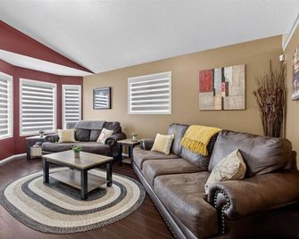 5 Themed Bedrooms | Sleeps 10 | 2 Living Rooms | King Suite - Stony Plain - Sala de estar
