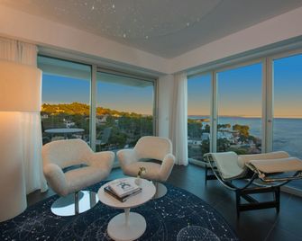 ذا دونا بورتالز - كالفيا - غرفة معيشة