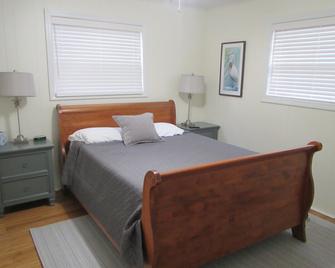 Comfortable And Updated Cottage With Room For Your Trailer And Boat - Manteo - Schlafzimmer