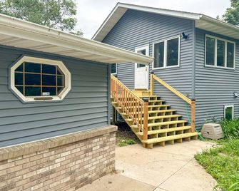 Family Getaway on Two Private Lakes - Baxter - Building