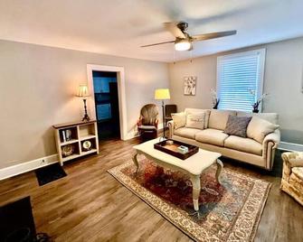 Historic Home in Downtown Greer Shop Eat & Sleep - Greer - Living room
