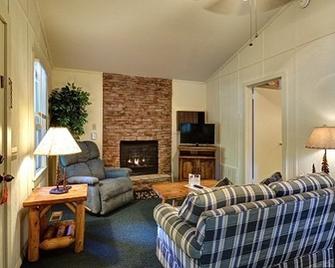 Mitchell's Lodge and Cottages - Highlands - Living room