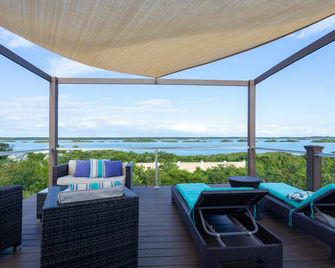 Escape To Exhale At A Modern Style Villa With Breathtaking Views Of Chalk Sound - Five Cays Settlement - Balcón