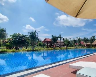 Khu Nghi Duong Sen Hong Town - Ben Tre - Piscina