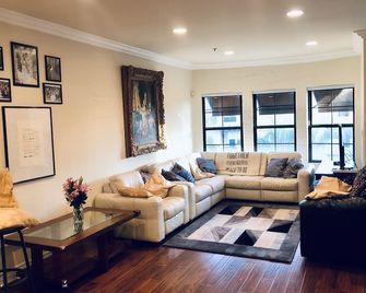 Gorgeous Villa style Condo by Universal Studios, Farmers Market, & Ventura Shops - Los Angeles - Living room