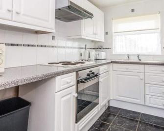 Pet Friendly, Semi-Detached 2 Bed Chalet At California Sands Near Norfolk Broads - Great Yarmouth - Kitchen