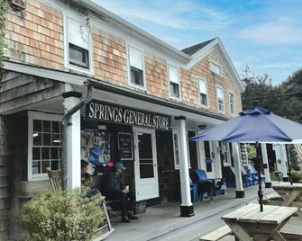 Charming studio apartment in East Hampton with WiFi, AC - East Hampton - Building