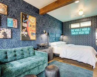 The Prima at The Louie Boutique Motel, Walk to Everything! Dog Friendly! - Newport - Yatak Odası