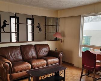Shore Vista Lodge - Georgina - Living room
