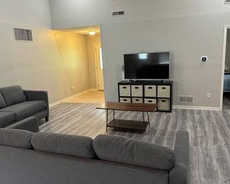 Pet-Friendly SW Home, 13 Mins to Mizzou - Columbia - Living room