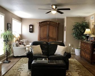 Hills Sierra Staycation - Sierra Vista - Living room