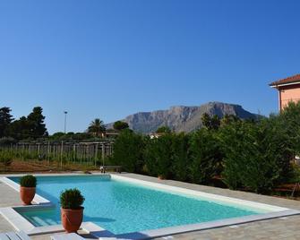 B&b Piano Del Re - Partinico - Piscina