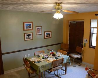 Spacious 2nd Floor Flat - Lackawanna - Dining room