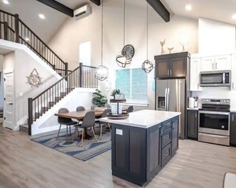 New Modern Townhouse, only short walk to the beach - Long Beach - Cucina