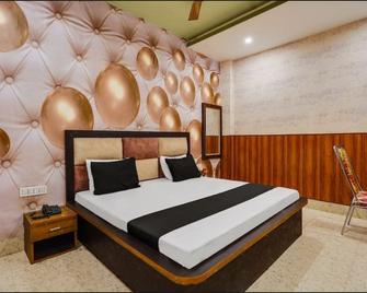 Hotel Aadhya And Restaurant - Auraiya - Bedroom