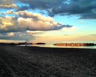 Private open concept Beach Studio steps to Lake - Toronto - Beach