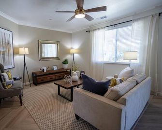 Pristine 3bed 2 bath bungalow in a safe suburban family friendly neighborhood. - Hanford - Wohnzimmer