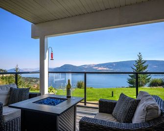 Stunning View at our Gorgeous Cottage Retreat with 3 Decks! Licensed. - Kelowna - Balcony