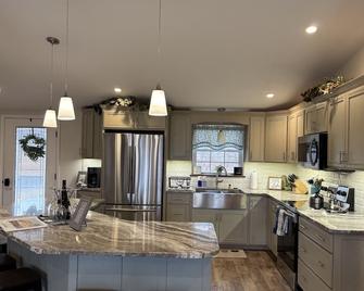 Sunrise At The Sawmill - Couples Retreat! - Dundee - Kitchen