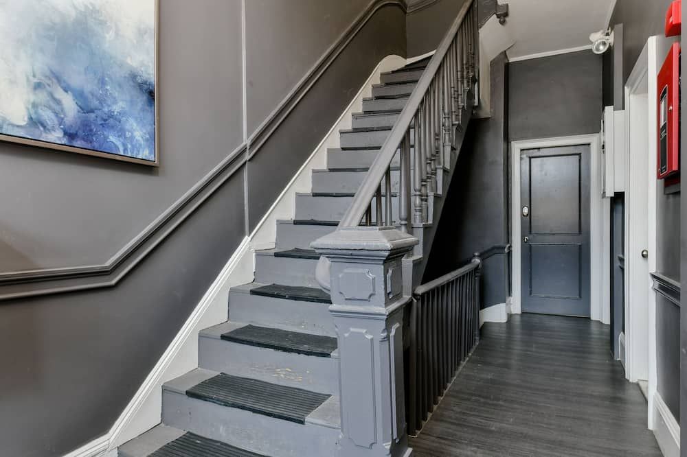 باي فيليدج سويتس - بوسطن - سلالم