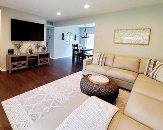New Your Charming Clarkston Home Away From Home - Clarkston - Living room