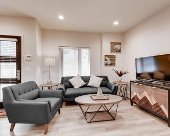 The Hollyhock Hideaway Close to Slopes - Georgetown - Living room