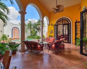 Casa Oasis Guest House and Spa - מרידה - פטיו