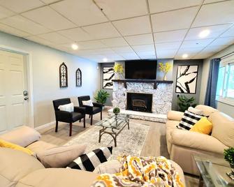 Modern, Spacious, Fully Fenced Yard - Northfield - Living room