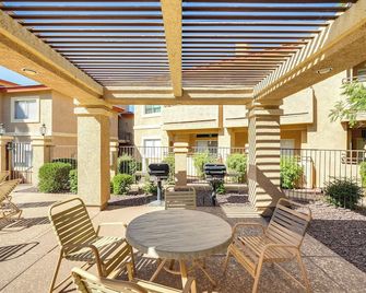 Phoenix Couples Condo w/ Deck & Pool/spa Access! - Phoenix - Patio