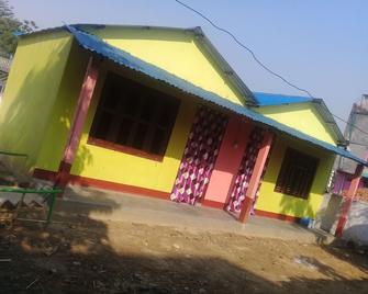 Dreamland Cottage Restaurant Guesthouse - Kawasoti - Building