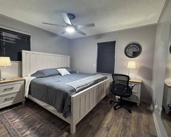Family-Friendly 3BR Gem in Philadelphia – Your Home Away from Home! - Philadelphia - Schlafzimmer