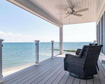 Elegant New 4 Bedroom Waterfront House- Summer Dream - Fairfield - Balcony