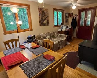 Special Secluded Cottage 3 Min Walk To Long Pond; All Year - Belgrade Lakes - Dining room