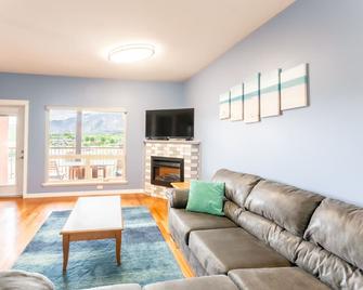 Lakes and Wine - Osoyoos - Living room