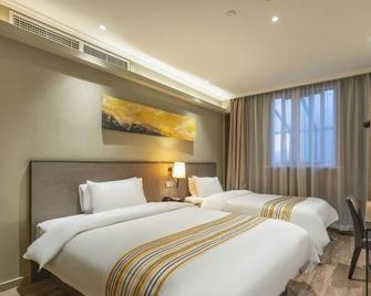 Home Inn Plus (Shanghai Huaihai Road Sinan Road) - Shanghai - Bedroom