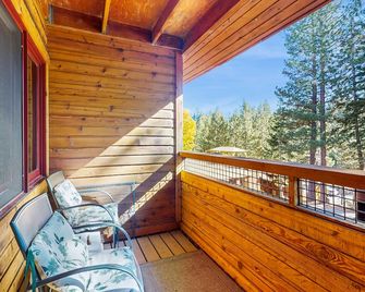 Second-level studio with mountain views - pool & covered balcony - Tahoe City - Balcony