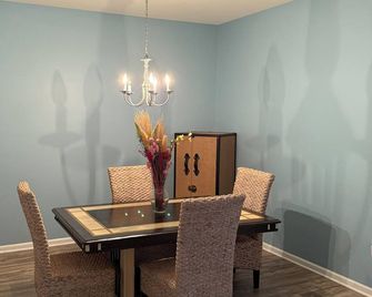 Charming 3-bedroom house with community pool and AC in Moncks Corner - Moncks Corner - Dining room