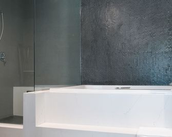 Tilbury Inn - Glendale - Bathroom
