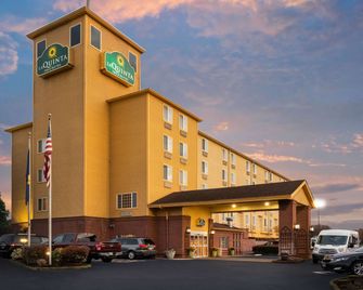 La Quinta Inn & Suites by Wyndham Portland Airport - Portland - Toà nhà