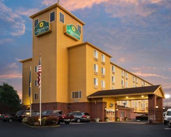 La Quinta Inn & Suites by Wyndham Portland Airport - פורטלנד - בניין