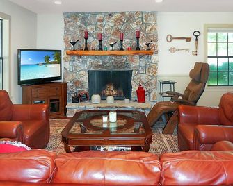 Stunning River Views and Spacious Outdoor Oasis - Captivating Retreat - Wimberley - Sala de estar