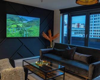 The Skyline Suite - Private Balcony Views - Coatbridge - Living room