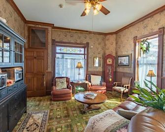 Gh8 · #8 Grant House- The Rush Room - Rush City - Living room