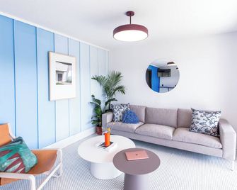 The Iris Motel - Queen Room - Nashville - Living room