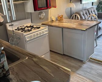 Hilltop Cottage • Peaceful Escape Near Nashville • Perfect for Couples & Pets - Shelbyville - Cocina