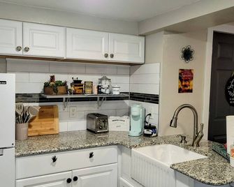 The Lazy Cottage at the base of Pikes Peak w/private hot tub - Cascade-Chipita Park - Kitchen