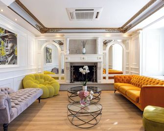 Hotel L Abbaye - קאלבי - טרקלין