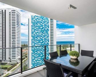 Spectacular Coastal Getaway w Theater Gym Sauna - Broadbeach - Balcony