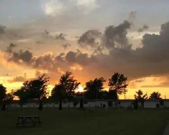 Lakeside Village Motel and Campground - Wheatley - Outdoors view
